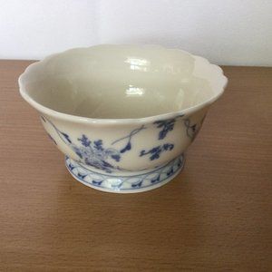 SKYE MCGHIE BLUE ARISTOPETS FINE PORCELAIN BOWL FOOTED SCALLOPED Made in China